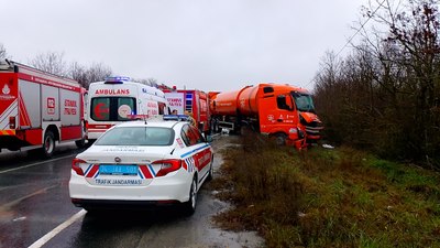 İstanbul'da 2 kamyon kafa kafaya çarpıştı: 2 yaralı