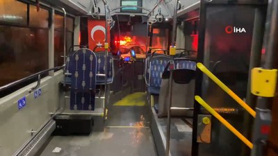 İstanbul'da halk otobüsü dumanlara teslim oldu