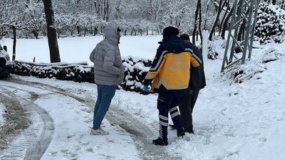 Elazığ'da mahsur kalan hastayı hastaneye yetiştirmek için yol açıldı