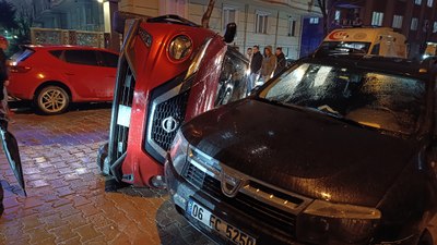 İstanbul'da önüne kedi çıkan sürücü iki araca çarptı