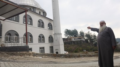 Hatay'da ülkesine dönmeye hazırlanan Suriyeli cami yaptırdı