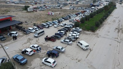 Hatay'da Suriyeliler araçlarını piyasa altında satıyor