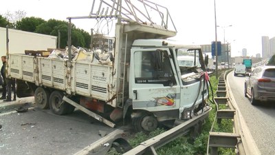 İstanbul'da zincirleme kaza: 4'ü çocuk 8 yaralı