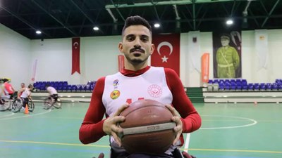 16 aylıkken omurilik felci geçirdi, basketbolla hayata tutundu