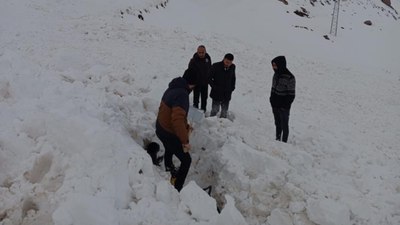 Şırnak'ta çığ düştü: Kepçe operatörü ölümden döndü