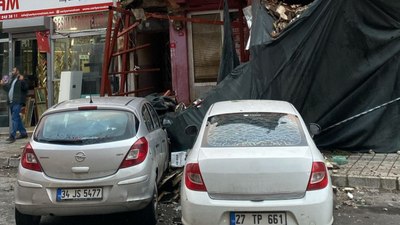 İstanbul Sarıyer'de balkon çöktü: 2 araç hasar gördü