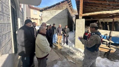 Erzincan'da jandarma ekipleri vatandaşları bilgilendiriyor