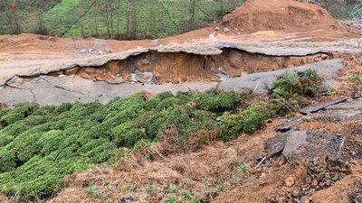 Rize'de heyelanda köy yolu çöktü