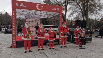 CHP'li Afyonkarahisar Belediyesi'nden Noel Babalı yılbaşı kutlaması