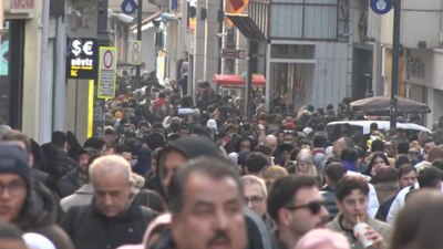 Yeni yıla saatler kala İstiklal Caddesi'nde yoğunluk