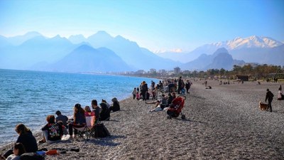 Antalyalı yeni yıla denizde girdi