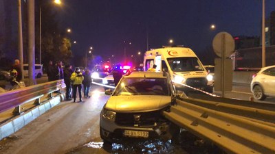 Çorlu’da otomobil bariyerlere saplandı