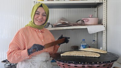 Hatay'da depremzede kardeşler gözleme yapıp satarak hayata tutunuyorlar