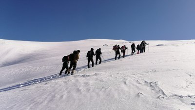 7 saat yürüdüler, yıpranan Türk bayrağını yenilediler