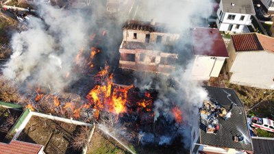 Tekirdağ'da yangın: Pazar tezgahlarından evlere sıçradı