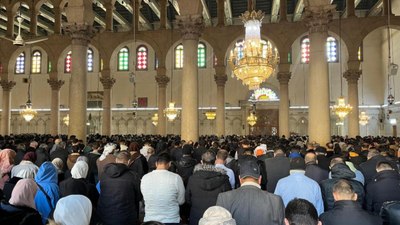 Emevi Camii'nde cuma namazı yoğunluğu