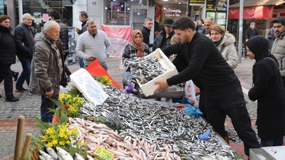 Edirne'de 300 liradan 100 liraya indirimli hamsi fırtınası