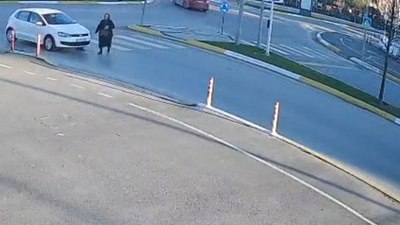 Sakarya'da iki otomobil 5 dakika arayla çarptı