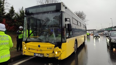 İstanbul'da İETT otobüsü kayganlaşan yolda kontrolden çıktı