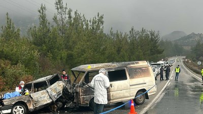 İzmir'de kaza sonrası araçtan çıkamadı