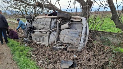 Bursa'da tırın çarptığı otomobil ağaçlık alana uçtu : 3 yaralı