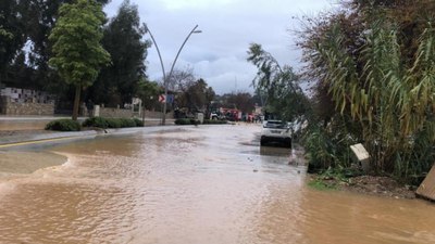 Muğla'da sağanak: Rögar taştı, karayolu göl oldu