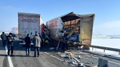 Erzurum'da 2 tır çarpıştı: 1 ölü