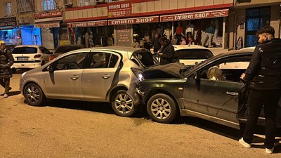 Adana'da kontrolden çıkan otomobil 5 araca çarptı: 3 yaralı