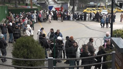 Uludağ’a çıkmak isteyenler metrelerce kuyruk oluşturdu