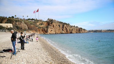 Antalya sahilleri yılın ilk haftasında doldu