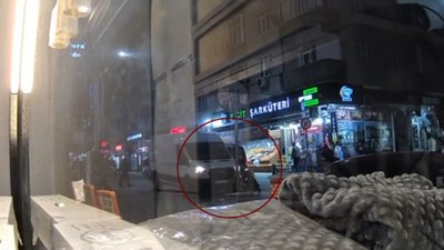 İstanbul Sultangazi'de iki arkadaşa minibüs çarptı