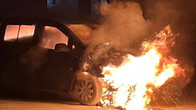 İstanbul'da park halindeki otomobil alev alev yandı