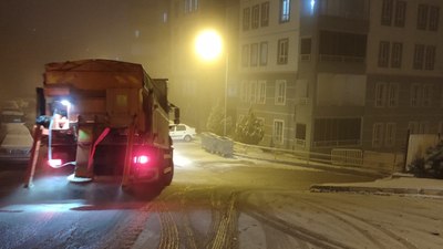 Elazığ’da buzlanmaya karşı tuzlama yapıldı