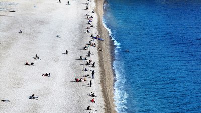 Antalya'da güneşli havayı fırsat bilenler sahillerde vakit geçirdi