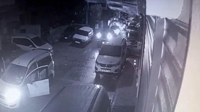 İzmir'de yol kavgası: 22 yaşındaki genç 4 yerinden bıçaklandı