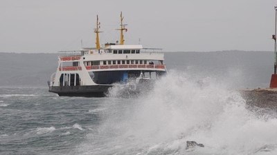 Çanakkale'de feribot seferlerine fırtına engeli