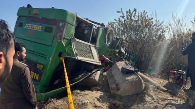 Pakistan’da feci kaza: Yolcu otobüsü devrildi