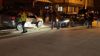 Bursa'da otomobillerin çarpıştığı kazada 3 kişi yaralandı