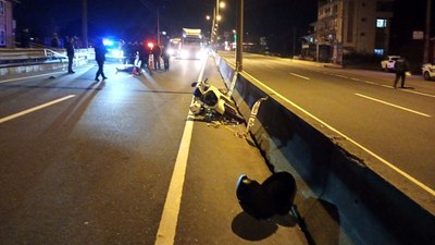 Kocaeli'de bariyerlere çarpan motosikletin sürücüsü can verdi