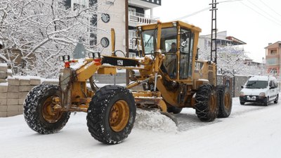 Van'da kardan kapanan mahalle ve mezra yolunun ulaşıma açılması için çalışma