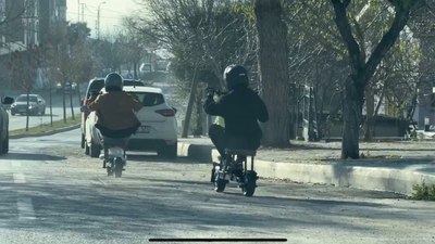 İstanbul'da taburenin üzerine oturarak elektrikli scooter kullanan şahıslar trafiği tehlikeye attı