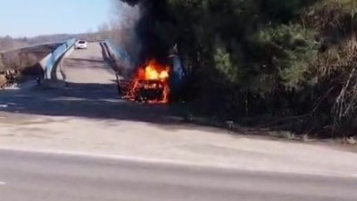 Yangın çıkan araçtan kendini son anda kurtardı