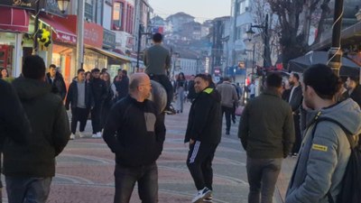 Kalabalık caddeye atla giren şahsa polis engeli