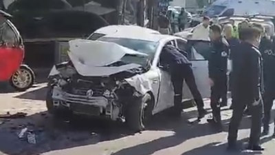 Motosikletle çarpışan otomobil yayalara çarptı: 1 ölü