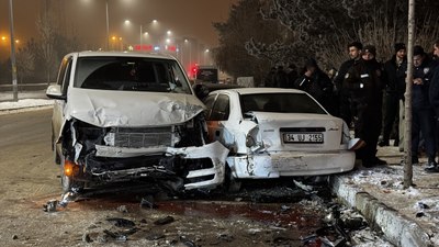 Erzurum'da araçta sıkışan sürücüyü polis ve vatandaş kurtardı