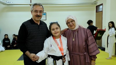 Adana'da down sendromlu Ayşegül ailesinin desteğiyle karate şampiyonu oldu