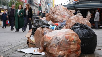 İzmir'de işçiler iş bıraktı, Kordon'da çöp dağları oluştu