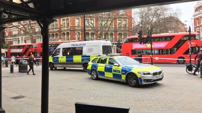 Londra'nın merkezindeki bir caddede bomba paniği