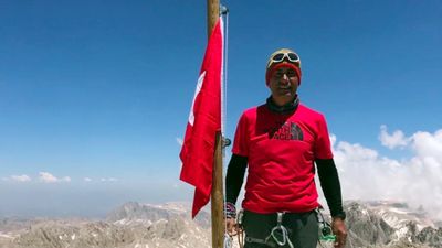 Antalya'da yıpranan bayrağı değiştirmek için gittiği dağda can verdi