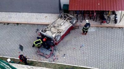 Kastamonu'da yanlışlıkla geri vites yapılan otomobil, istinat duvarından düştü